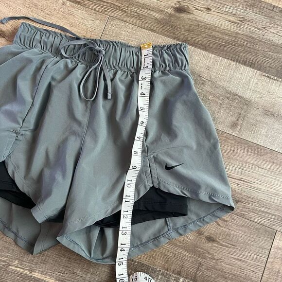 Nike Flex Essential 2-in-1 Women's Training
Shorts Gray/Black size xs - Picture 5 of 9